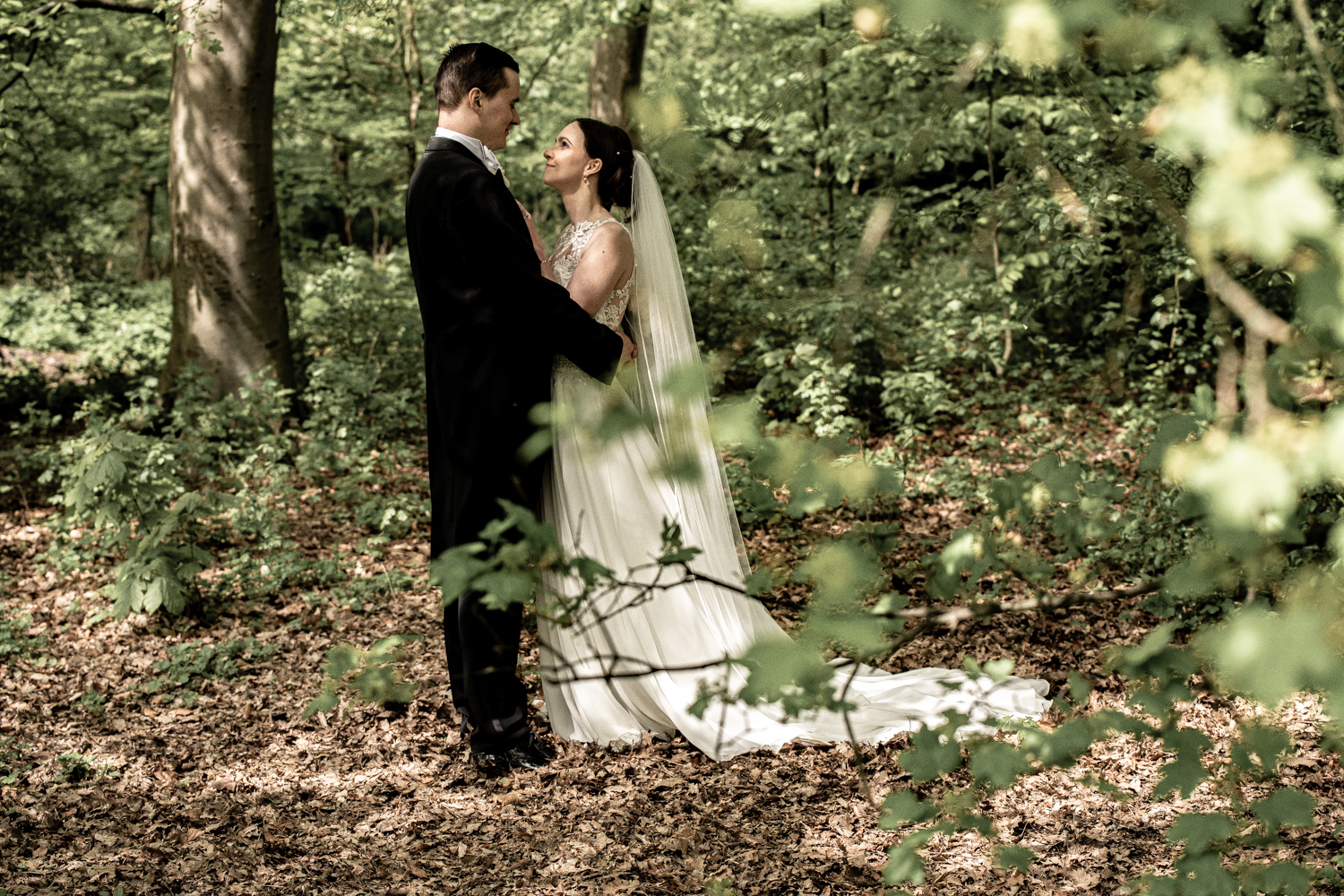Bryllupsbilleder i skov og natur