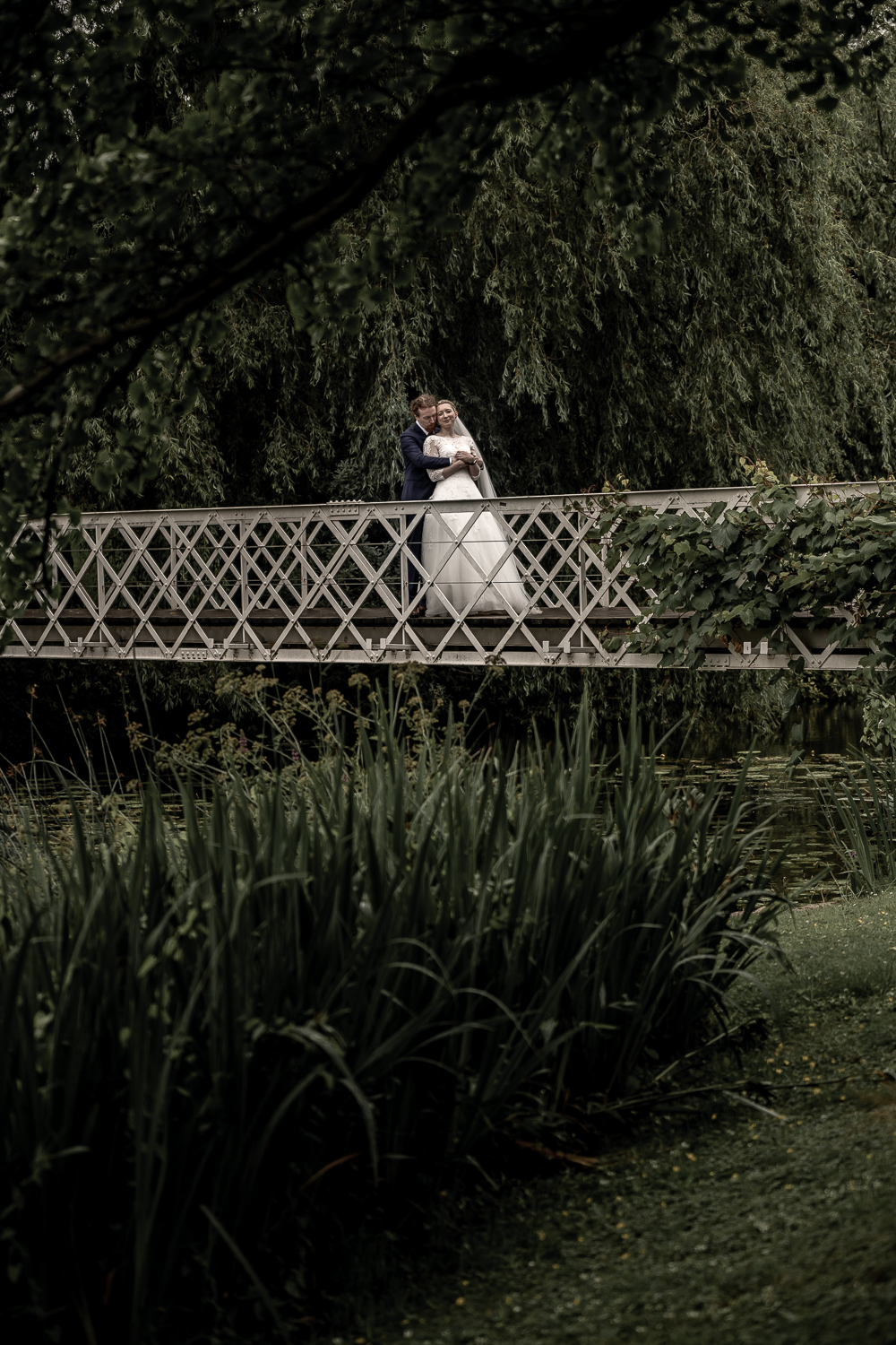 Bryllupsbillede på bro i smuk natur