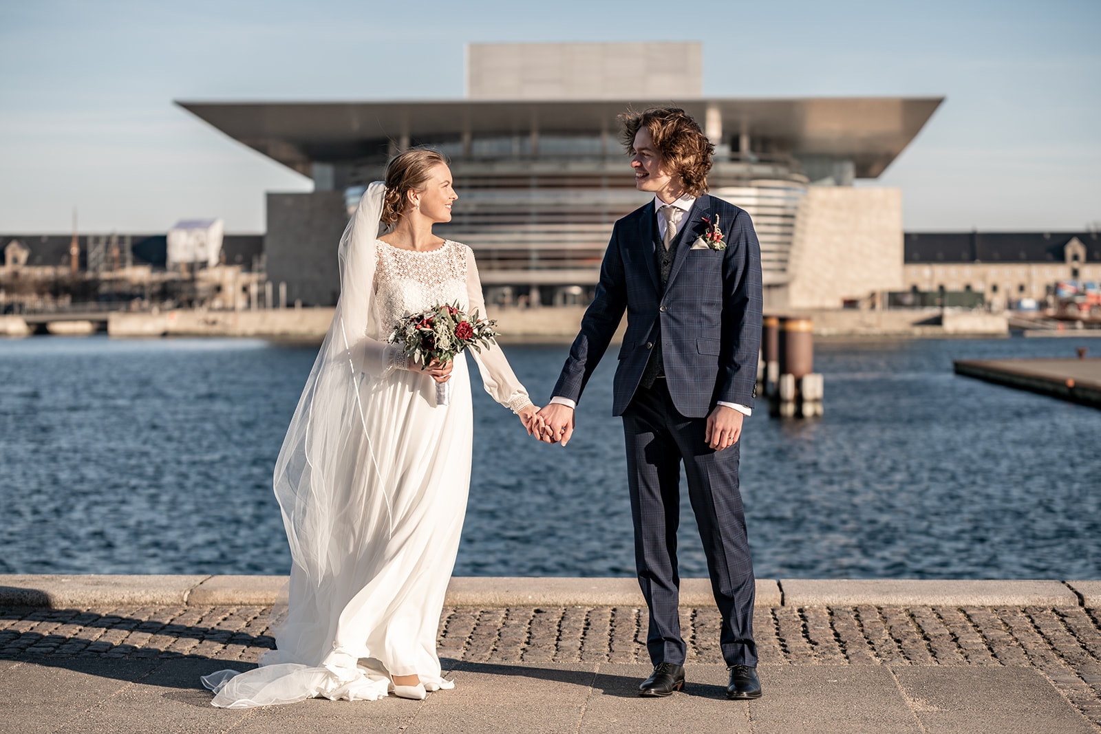 Romantiske bryllupsbilleder ved Operaen, København