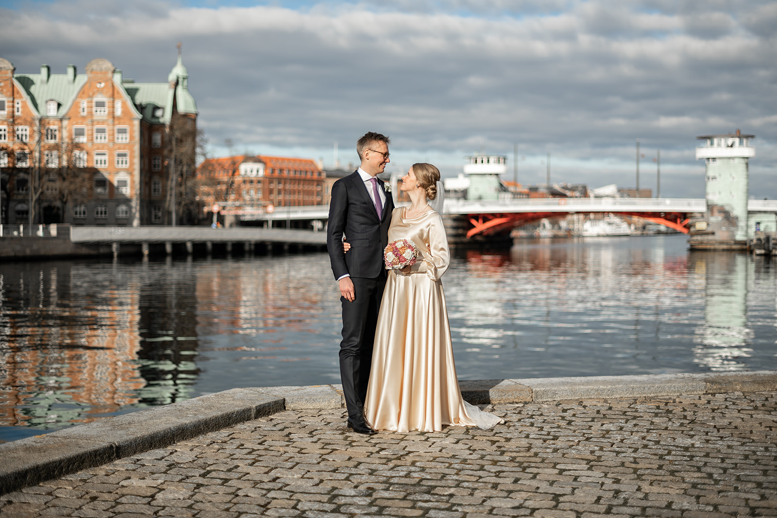 Bryllupsbilleder på Christianshavn, København ved kanalen