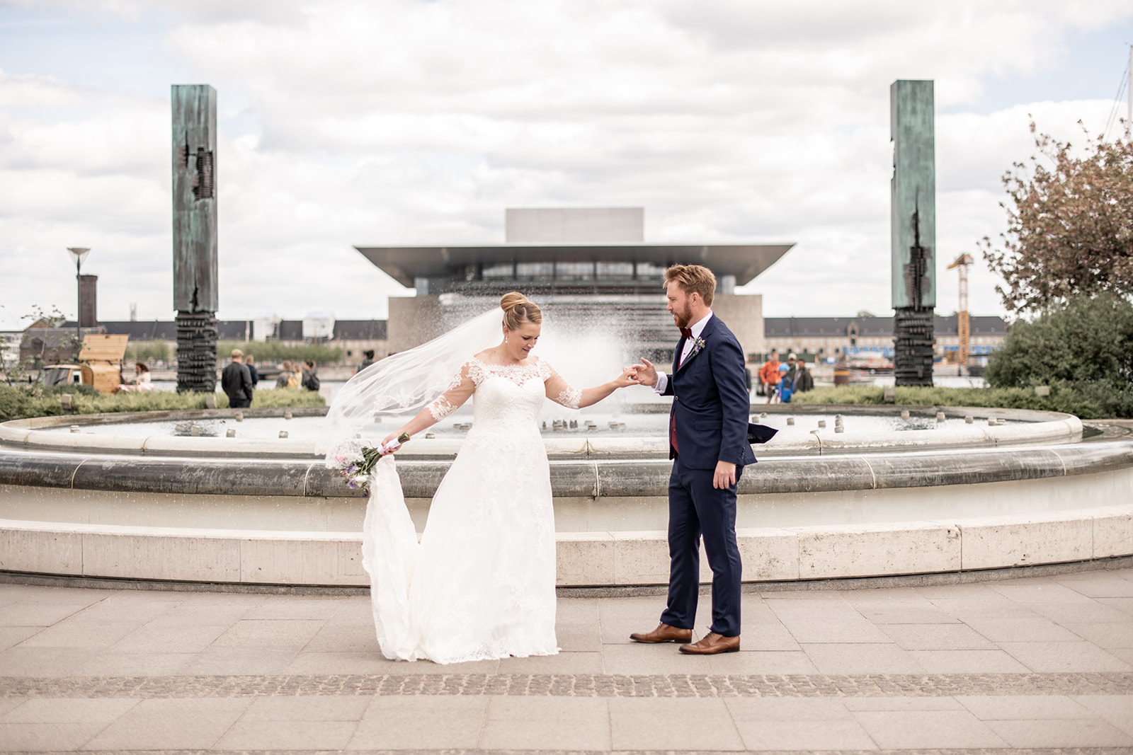 Bryllupsbilleder foran springvandet i Amaliehaven på Amalienborg Slotsplads i København