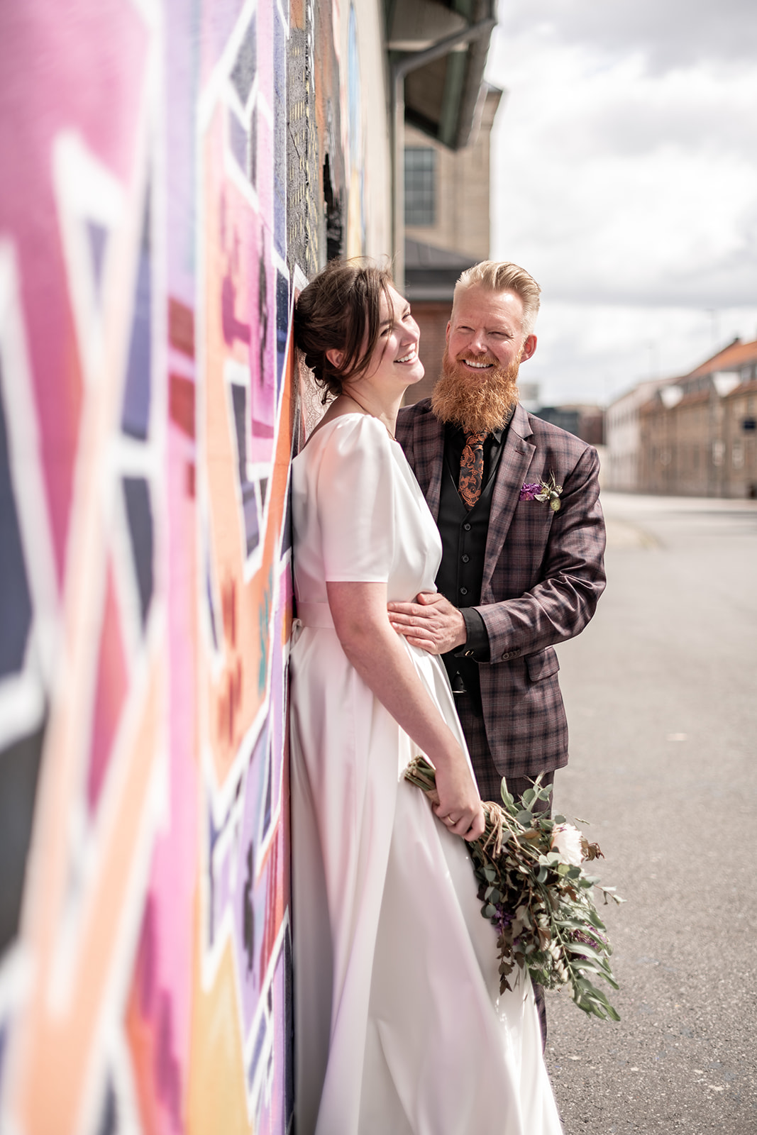 Brudepar foran farver og grafitti