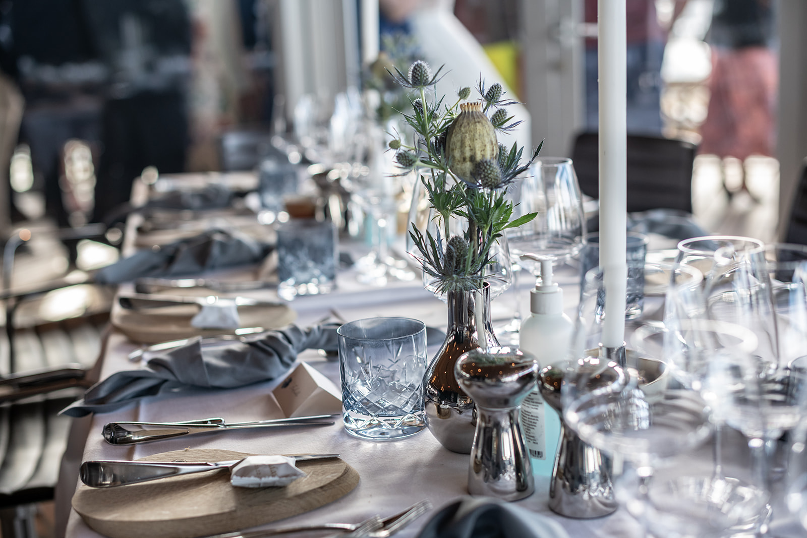 Bryllup borddækning i blå og grå farver