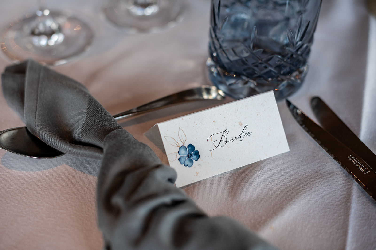 Bryllup borddækning med navnekort fra Clous Celebrations